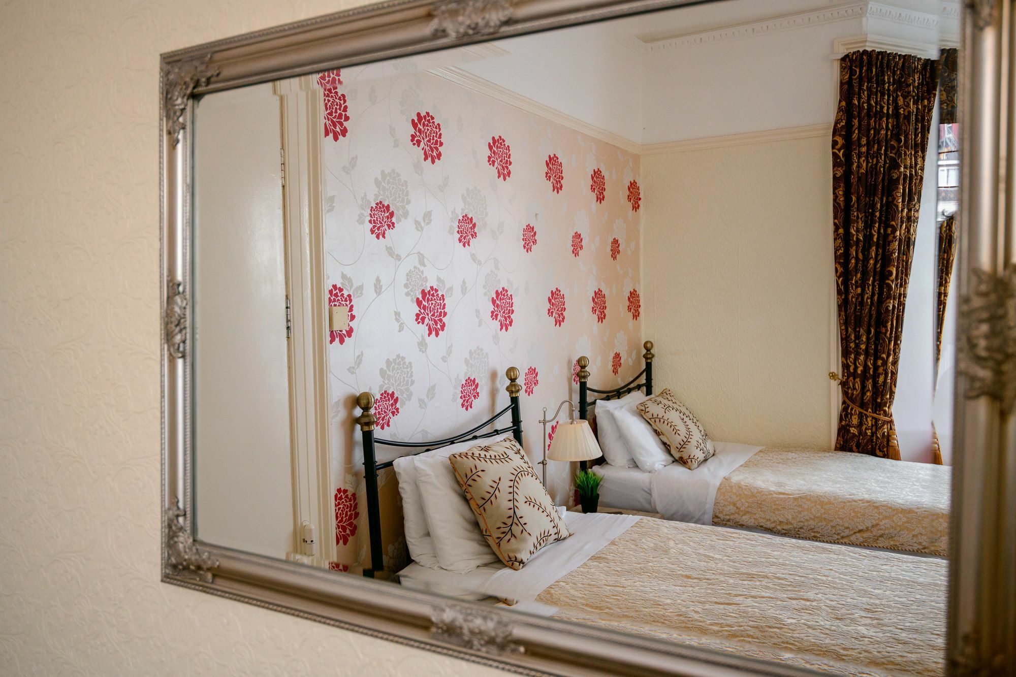 The Alexander - By Tifa Guest house